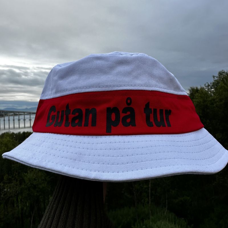 Bøttehatt hvit Gutan på tur